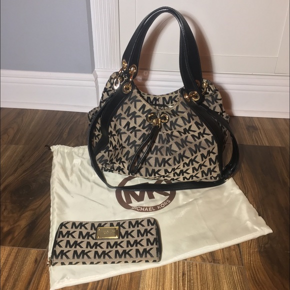 Michael Kors Handbags - Michael Kors Matching Handbag & Wallet Set